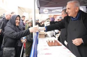 BAKAN OSMAN AŞKIN BAK VE BAŞKAN İSMET YILDIRIM VATANDAŞLARA ÇORBA İKRAM ETTİ