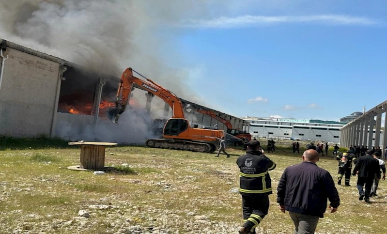 Büyükşehir İtfaiyesinden 12 Araç 30 Personelle Yangına Müdahale