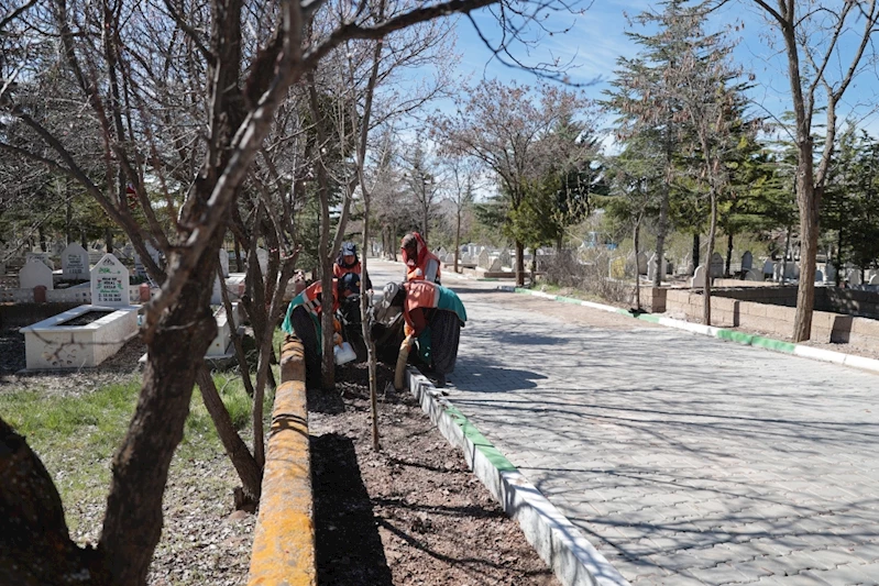 Bayram Öncesi Mezarlıklarda Temizlik ve Bakım Çalışması Yapılıyor