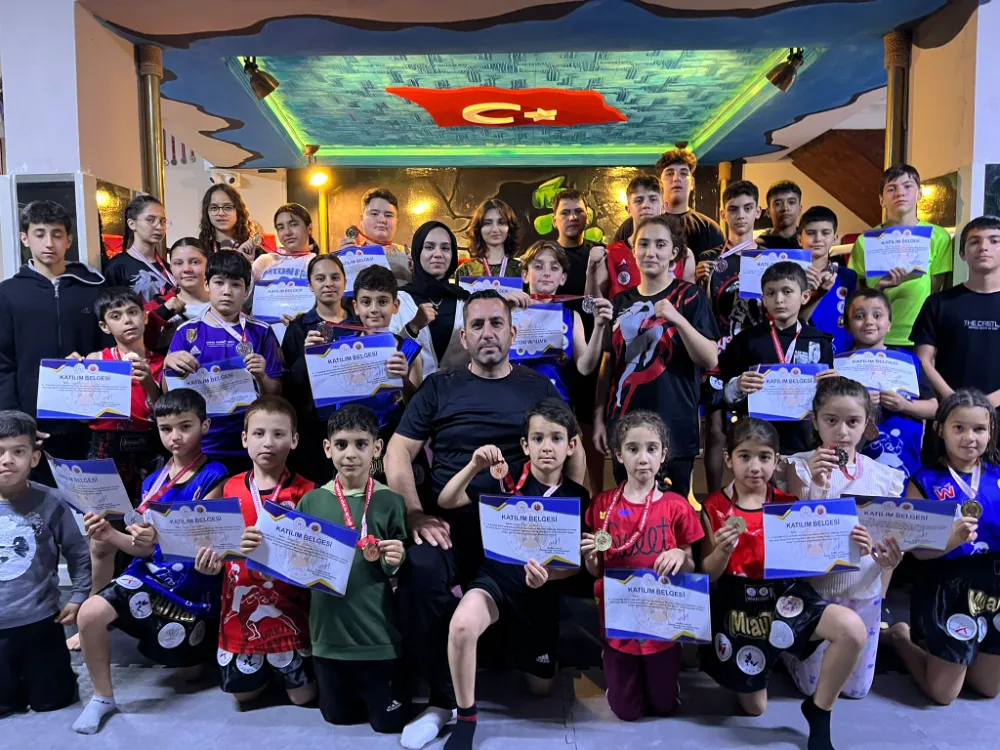 MADALYA COŞKUSU SALONA SIĞMADI